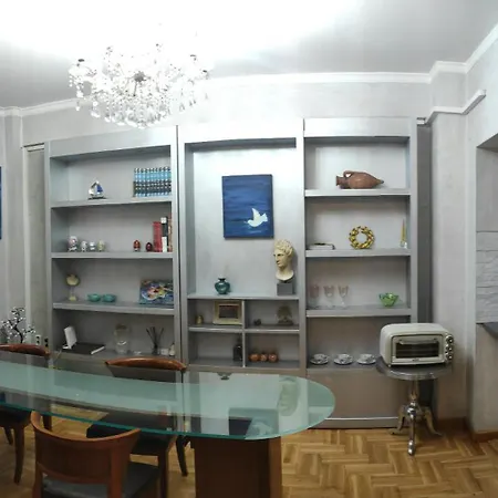 Elegant Luminous Downtown Apartment *